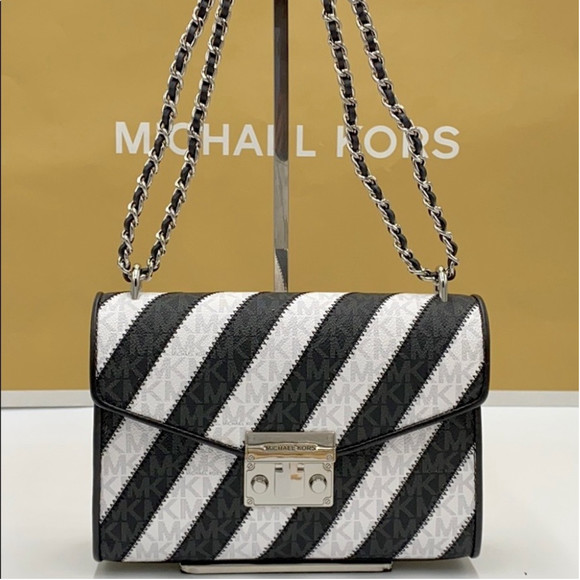 MICHAEL KORS ROSE MEDIUM FLAP SHOULDER BLACK - Picture 2 of 16